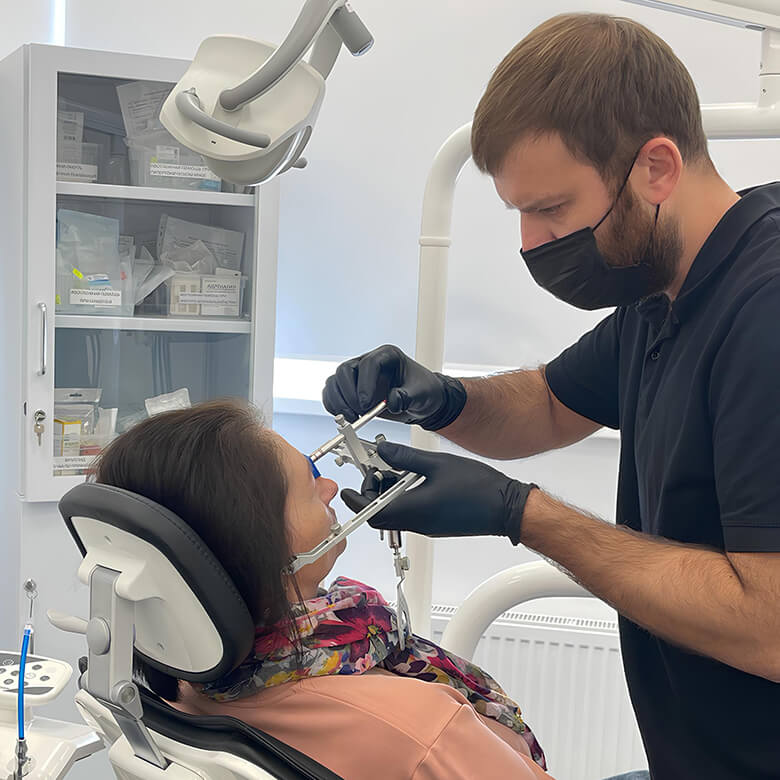 Антонович Дмитрий Анатольевич врач стоматолог - хирург - ортопед